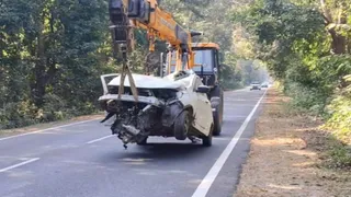कार में दो बच्चे समेत सात लोग सवार थे। जागरण