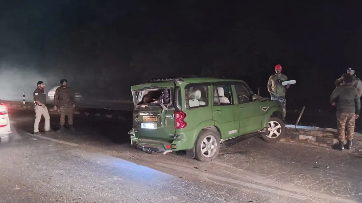 Dehradun: रायवाला में सेना की स्कार्पियो सड़क किनारे खड़े ट्रक से भिड़ी, चार सैन्यकर्मी हुए घायल
