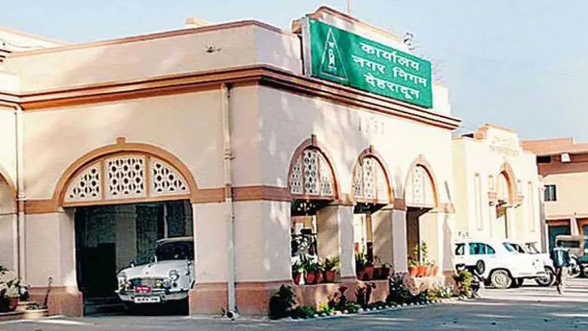 देहरादून में अतिक्रमण पर नगर निगम का एक्शन, हटाया कब्जा; थमाए चेतावनी नोटिस