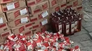 ट्रक से बरामद की 501 लीटर अवैध अंग्रेजी शराब