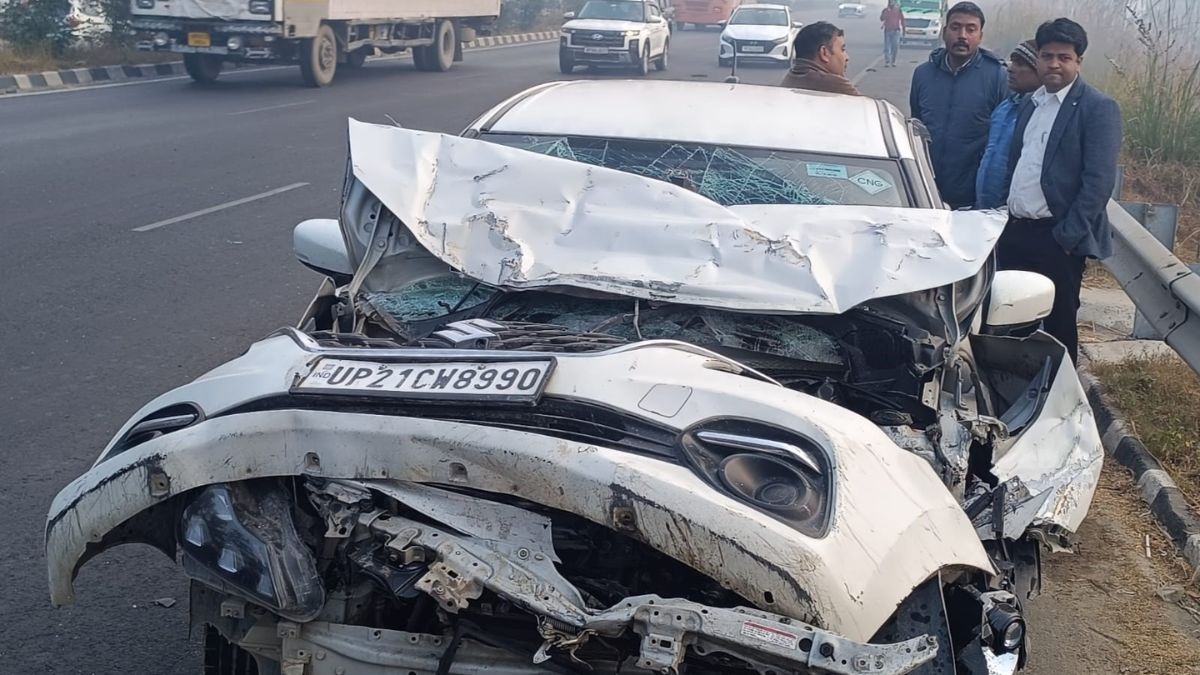 यूपी में हाईवे पर कोहरे के कारण आपस में टकराईं 20 गाड़ियां, एक की मौत; 10 लोग  घायल - 20 vehicles collided with each other on the highway due to fog one