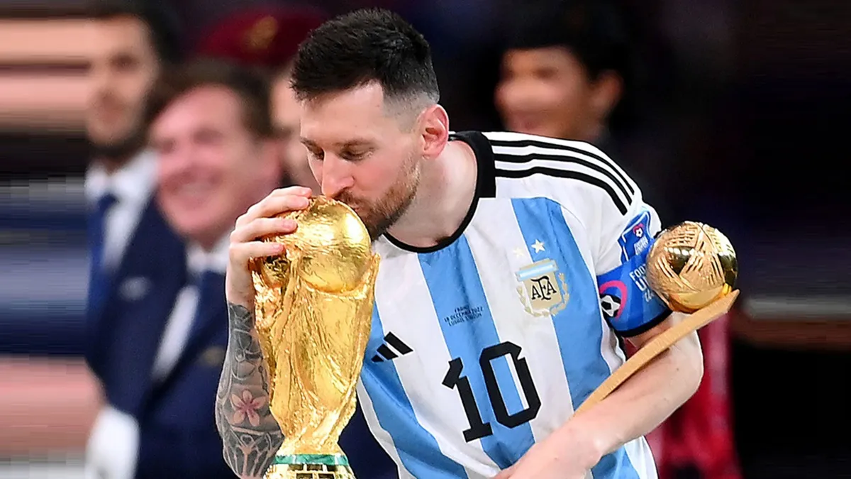 कोलकाता पहुंचे स्टार फुटबॉलर मेसी, आज होगा भव्य कार्यक्रम; मैदान के बाहर अभी से जुटे फैंस