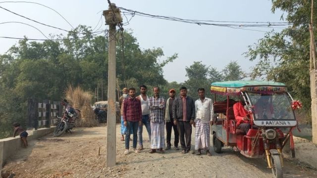 बिहार में अजब-गजब, बीच सड़क पर 'यमदूत' बन खड़ा है खंभा; बिजली विभाग की लापरवाही आई सामने
