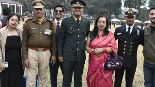 आइएमए की पासिंग आउट परेड के बाद सैन्य अधिकारी बने हल्द्वानी निवासी रजत जोशी अपने स्वजनों के साथ। जागरण