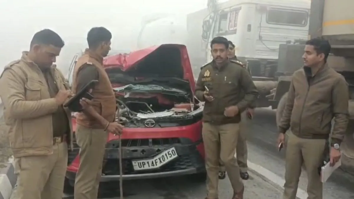 नोएडा में सीजन के पहले घने कोहरे में ईस्टर्न पेरिफेरल पर दो जगह हादसे, कई वाहन बैक टू बैक टकराए; 20 घायल
