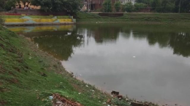 मनरेगा कार्यों में बड़े पैमाने पर धांधली, दरगाह पोखर को कब्रिस्तान पोखर नाम देकर पांच बार निकाले पैसे
