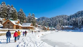 मनाली में छुपे झरने का अद्भुत नजारा, स्विट्जरलैंड को भूल जाएंगे (Picture Credit- AI Generated)