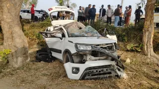 किठौर-परीक्षितगढ़ मार्ग पर दुर्घटना में क्षतिग्रस्त कार। जागरण