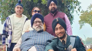 आइएमए की पासिंग आउट परेड के बाद सैन्य अधिकारी बने हल्द्वानी निवासी पीएस भाटिया अपने स्वजन के साथ। जागरण