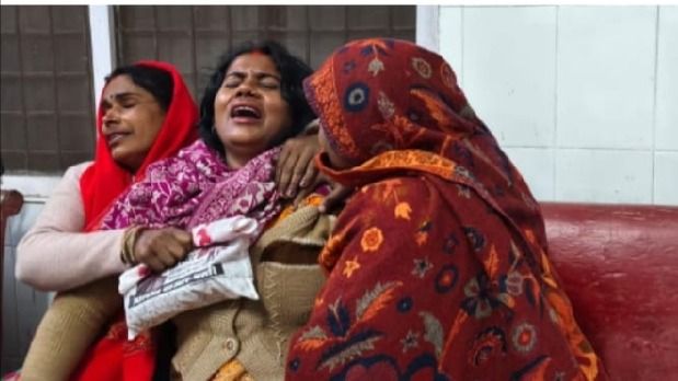 बस की चपेट में आने से बाइक सवार दो युवकों की दर्दनाक मौत, शटरिंग का करते थे काम
