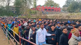 धर्मशाला स्टेडियम में एंट्री के लिए उमड़ी लोगों की भीड़। जागरण