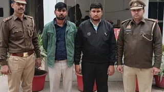 थाना सिहानी गेट पुलिस द्वारा गिरफ्तार ठगी करने वाले दो आरोपित।