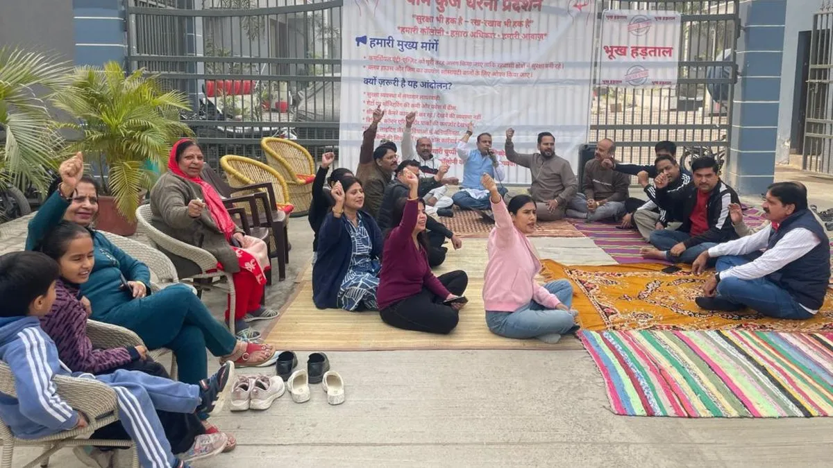 Ghaziabad News: पाम कुंज सोसायटी में बिल्डर की अनदेखी के खिलाफ धरना, सुरक्षा और सुविधाओं को लेकर उठे सवाल
