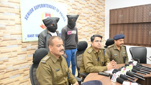 बिष्टुपुर में ऑटो चालक ने साथी संग यात्री से की लूट, दो गिरफ्तार
