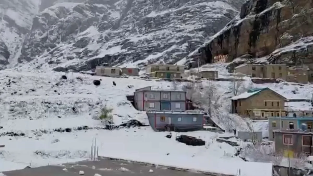 https://www.jagranimages.com/images/2025/12/14/article/image/Lahaul-Spiti-Snowfall-1765679473620.webp