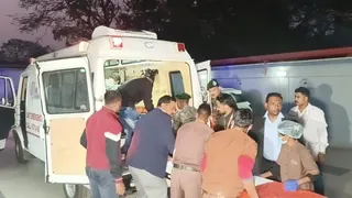 आइईडी विस्फोट में घायल जवान को एंबुलेंस से उतारकर अस्पताल ले जाते जवान। (जागरण)