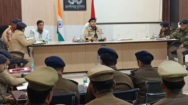 लापरवाही बर्दाश्त नहीं, अपराधियाें पर शिकंजा कसो... क्राइम मीटिंग में SSP नीरज जादौन की सख्ती; चंडौस इंस्पेक्टर लाइन हाजिर
