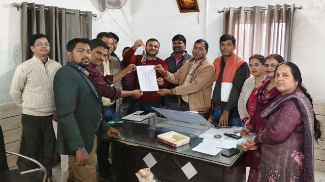 गोरखपुर में ग्राम सचिवों ने वापस किए डोंगल, लेनदेन बंद होने से ठप होगा विकास
