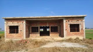 बजट न होने से अधूरे पड़े पंचायत भवन।