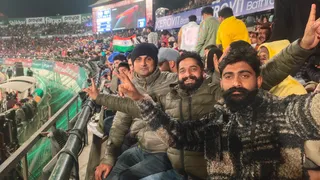 धर्मशाला में कड़ाके की ठंड के बीच खेले गए मैच के दौरान गरम कपड़े पहने दर्शक। जागरण