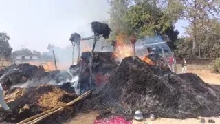 खलिहान में धू-धू कर जलता धान।