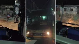 कुल्लू बस अड्डे पर हरियाणा के पर्यटकों की ओर से तोड़ी गई एचआरटीसी की लग्जरी बस। जागरण