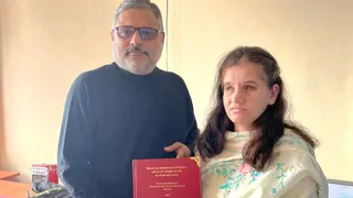 अपने शोध निर्देशक डा. मृत्युंजय शर्मा के साथ डा. मुस्कान नेगी। सौजन्य विश्वविद्यालय प्रशासन