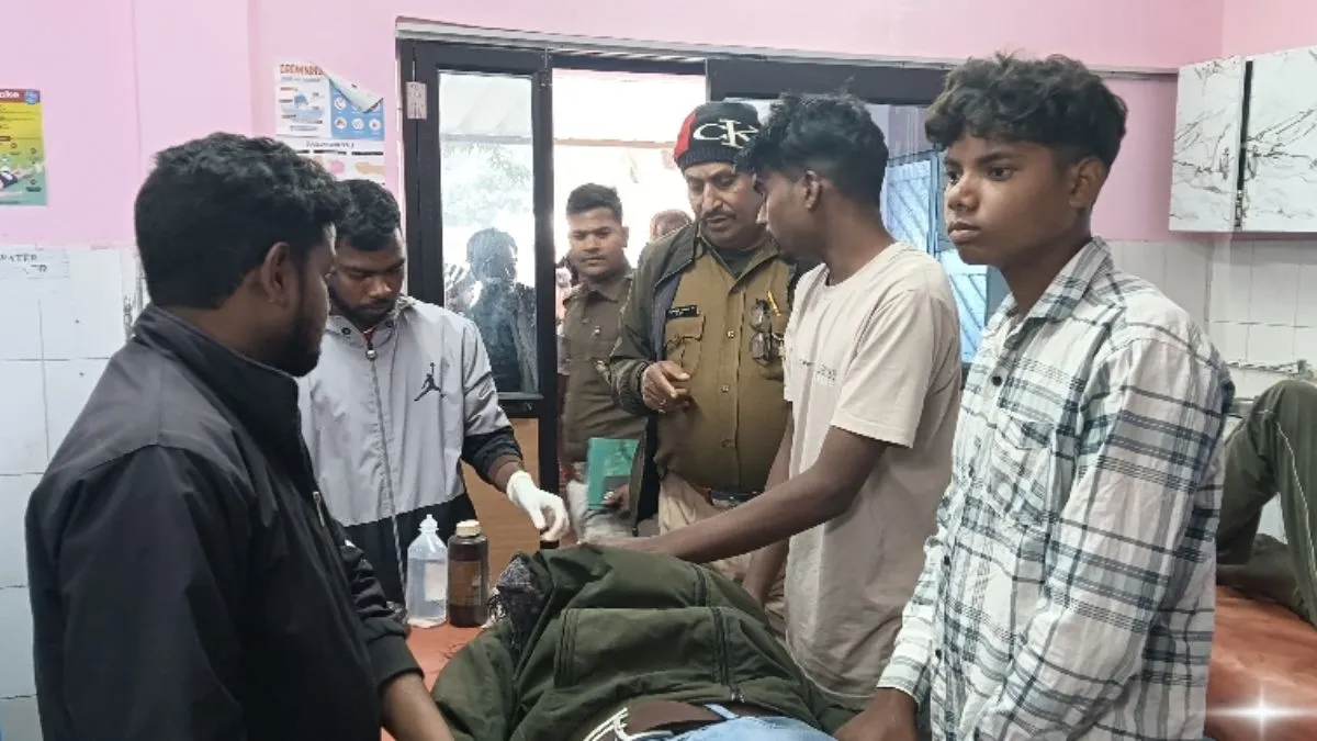 लोहरदगा में दो बाइकों की आमने-सामने भिड़ंत, 4 युवक घायल; एक की हालत गंभीर
