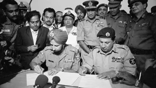 Vijay Diwas 1971: यह वो दिन था जब जनरल अमीर अब्दुल्ला खान नियाजी के नेतृत्व वाली पाकिस्तानी सेना ने 16 दिसंबर, 1971 को ढाका में लेफ्टिनेंट जनरल जगजीत सिंह अरोरा के नेतृत्व वाली गठबंधन सेना के समक्ष बिना शर्त आत्मसमर्पण कर दिया।