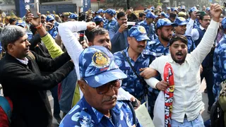 प्रयागराज में यूपीएससी के समक्ष परीक्षा में पारदर्शिता की मांग को लेकर गेट पर जुटी प्रतियोगी छात्रों की भीड़़ को तितर-बितर करते आरएएफ के जवान। जागरण