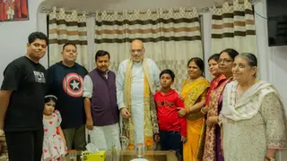 केंद्रीय गृह मंत्री अमित शाह के साथ नितिन नबीन, पत्नी दीपमाला श्रीवास्तव, बेटा और परिवार के सदस्य।