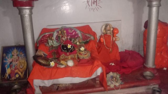 श्रीराम जानकी मंदिर से चांदी का पांच मुकुट चोरी, दान पात्र को भी किया खाली
