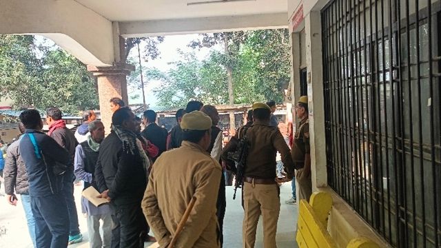 मऊ में मह‍िला ने SDM से की बदसलूकी, वीड‍ियो वायरल होने के बाद हुई ग‍िरफ्तार
