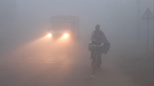 Fog In UP: बहराइच में ठंड के साथ बढ़ा कोहरे का प्रकोप, मौसम व‍िभाग ने जारी क‍िया ऑरेंज अलर्ट
