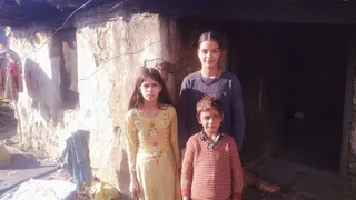 झोपड़ी में रहने को मजबूर बेसहारा बच्चे।