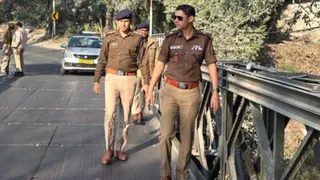 मसूरी रोड पर वैली ब्रिज का निरीक्षण करते एसपी यातायात लोकजीत सिंह ।
