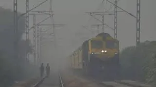 New Delhi-Prayagraj Train Running Status कोहरे का कहर दिल्ली-हावड़ा रूट पर ट्रेनें लेट होने से यात्री परेशान हो रहे हैं।