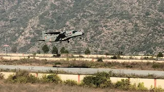 चिन्यालीसौड़ हवाई पट्टी से उड़ान भरता वायुसेना का सी-295 विमान।