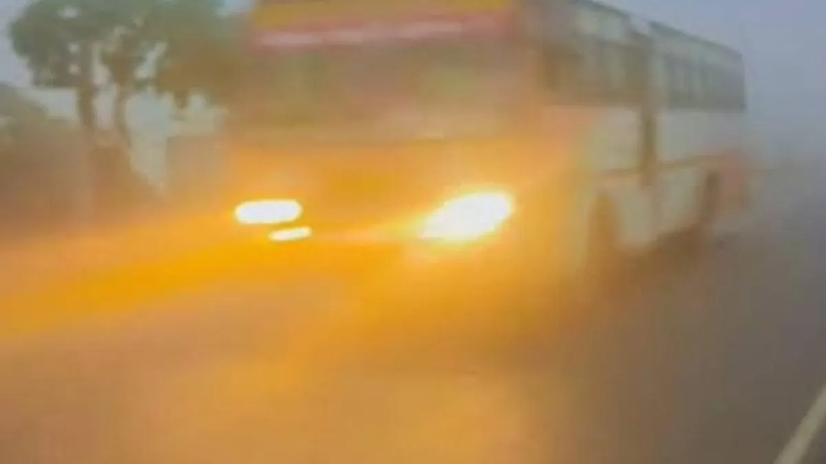 https://www.jagranimages.com/images/2025/12/16/article/image/bus-in-fog-1765877170431.jpg