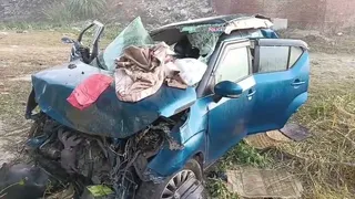 हादसे के बाद नहर से निकाली गई क्षतिग्रस्त कार। जागरण