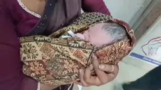 ताई की गोद में नवजात शिशु।