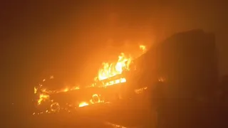 हादसे में जलती बस। सभी फोटो। कासिम खान व अनुज उपमन्यु।