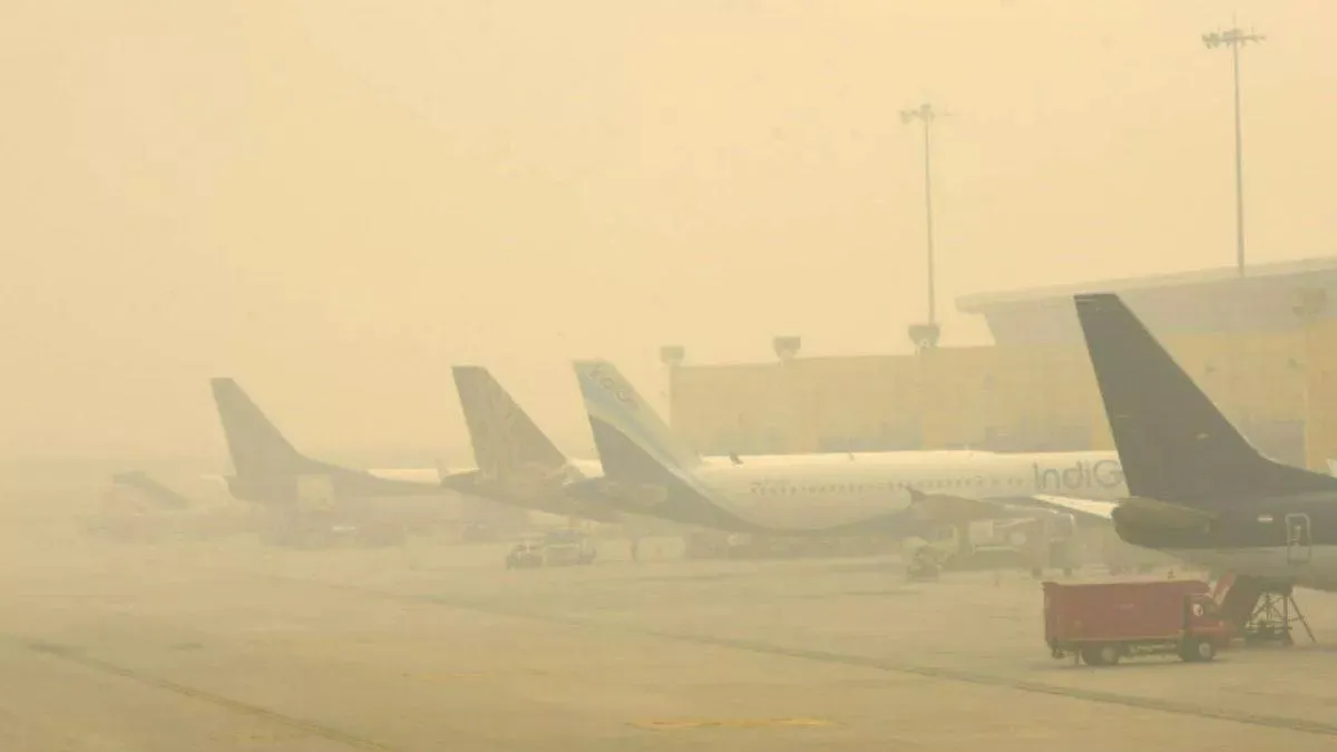 https://www.jagranimages.com/images/2025/12/16/article/image/flight_cancelled_fog-1765864460952.jpg