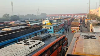 वाहनों की कतार।