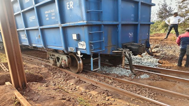 गुवा रेलवे साइडिंग में मालगाड़ी फिर बेपटरी, चार घंटे तक Rail परिचालन ठप
