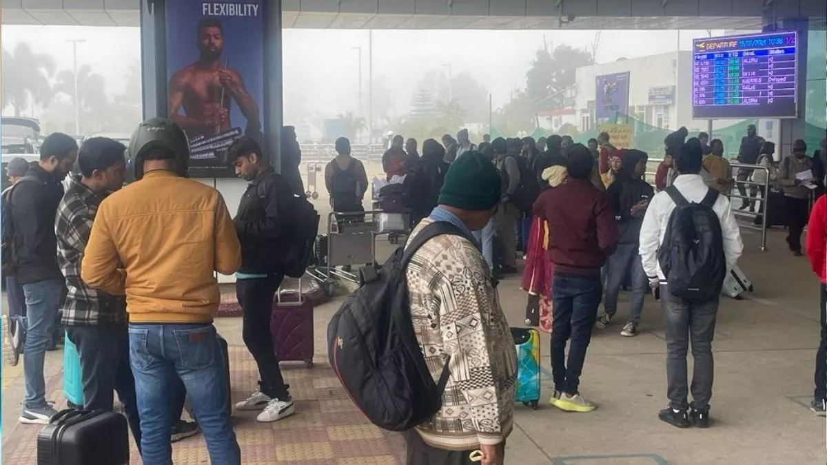 https://www.jagranimages.com/images/2025/12/16/article/image/ranchi-airport-fog-1765872353542.webp