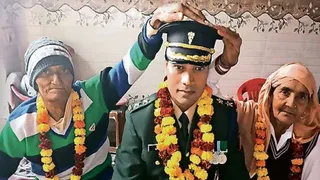 लेफ्टिनेंट बने रवि दूहूण को आशीर्वाद देते माता-पिता