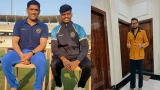 महेंद्र सिंंह धोनी के साथ अमित कुमार व अपने घर में आकाशदीप। जागरण