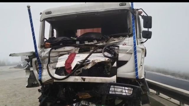 कोहरे में वाराणसी-गोरखपुर फोरलेन पर अनियंत्रित हुए वाहन, दो ड्राइवरों की मौत
