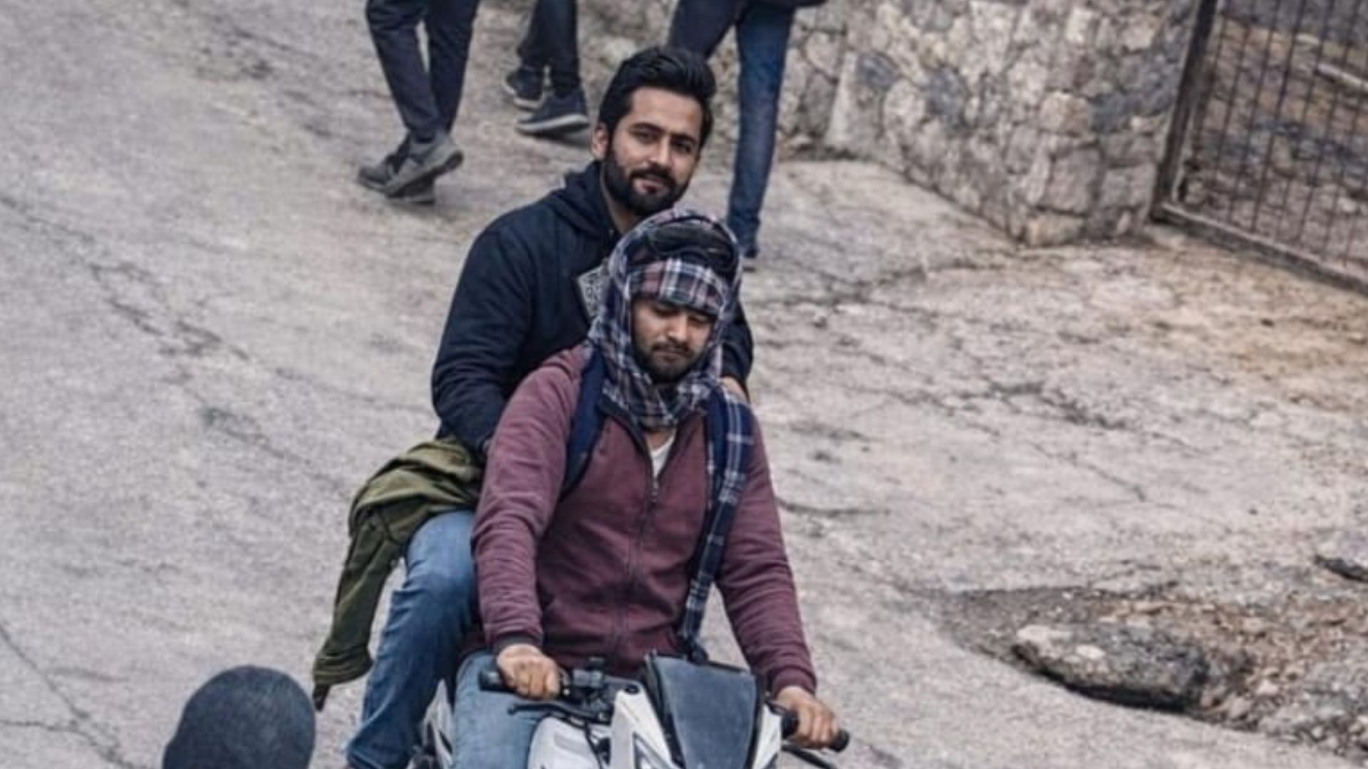 हापुड़ में दिनदहाड़े 85 लाख की लूट, DIG ने बदमाशों पर घोषित किया 50 हजार का इनाम - 85 lakh rupees looted in broad daylight in hapur dig announces a reward of